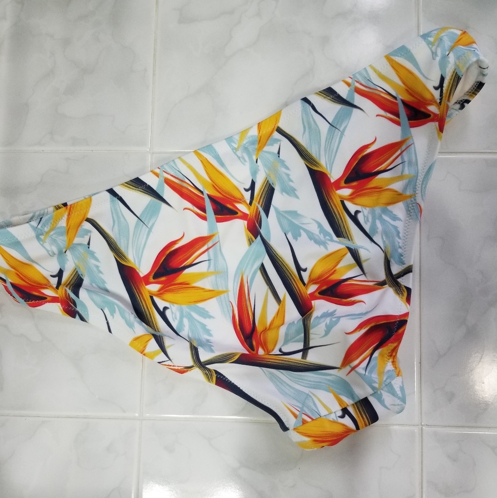 Lively bikini bottoms size medium (8 to 10).